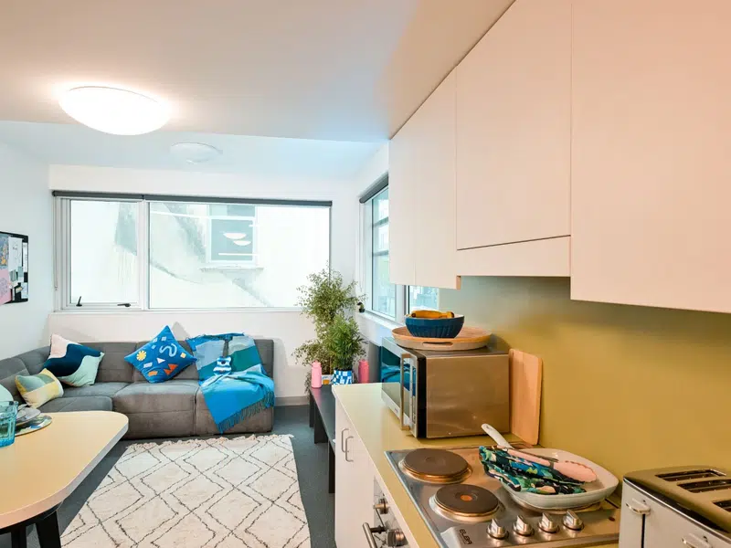 King Single Bed 5 Bed Apartment with Ensuite photo 2