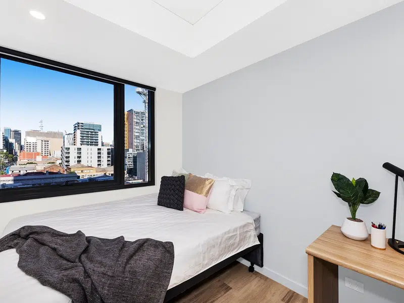 King Single Bed 5 Bed Apartment with Ensuite photo 2