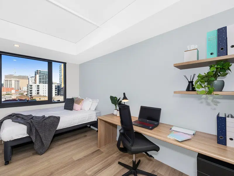 King Single Bed 5 Bed Apartment with Ensuite photo 3