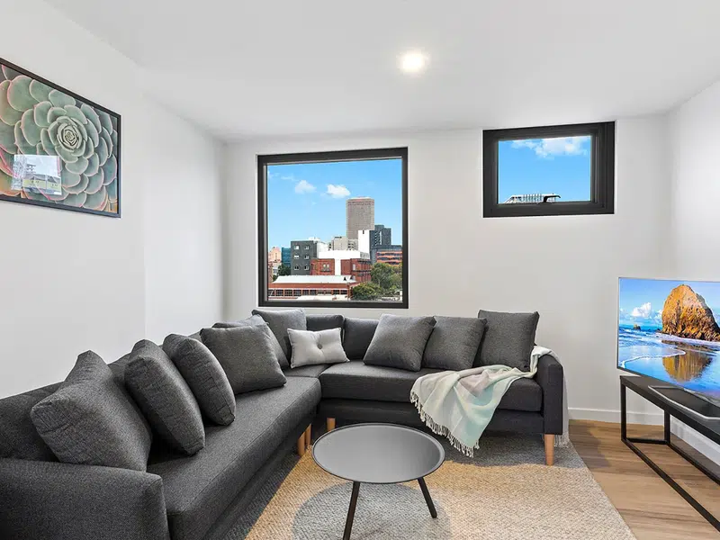 King Single Bed 6 Bed Apartment with Ensuite photo 5