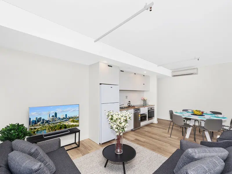 King Single Bed 6 Bed Apartment with Ensuite photo 4
