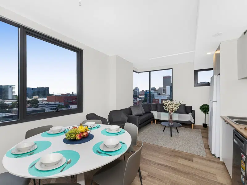 King Single Bed 6 Bed Apartment with Ensuite photo 3