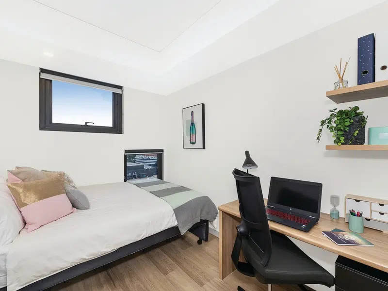 King Single Bed 7 Bed Apartment with Ensuite photo 1