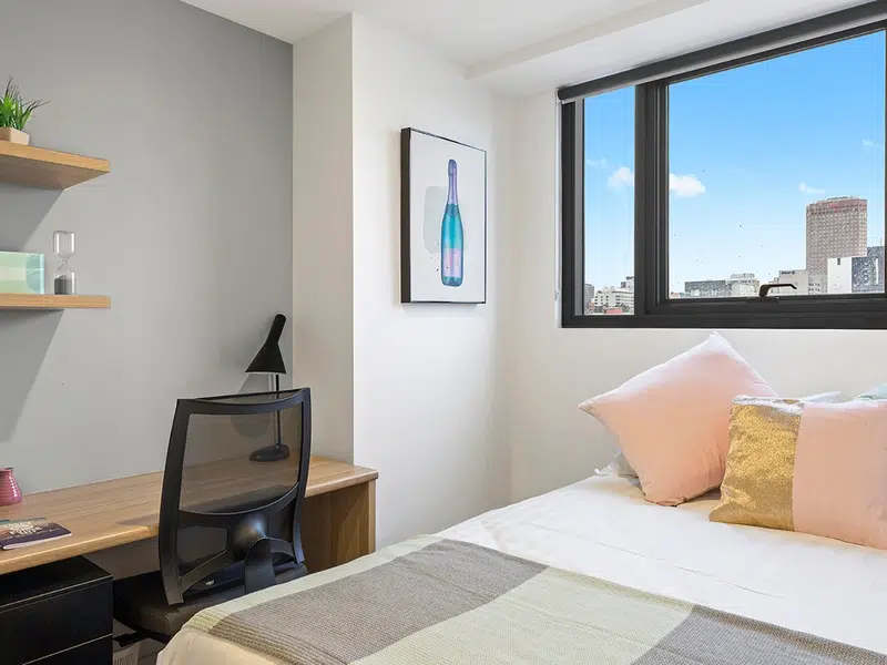 King Single Bed 7 Bed Apartment with Ensuite photo 3