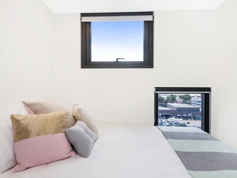King Single Bed 7 Bed Apartment with Ensuite photo 2