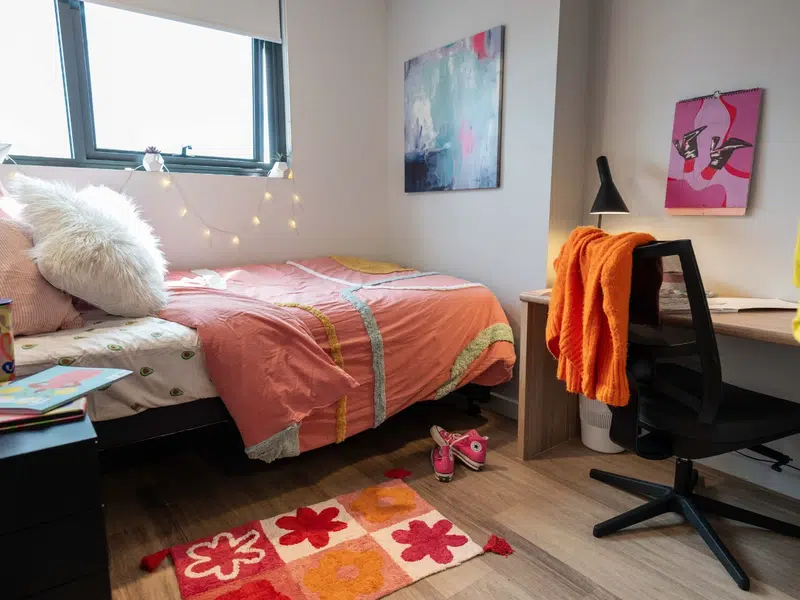 King Single Bed 7 Bed Apartment with Ensuite photo 4