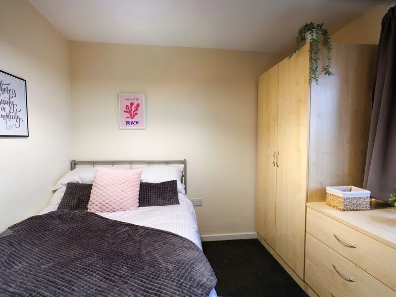 Large 2 bed Apartment photo 4