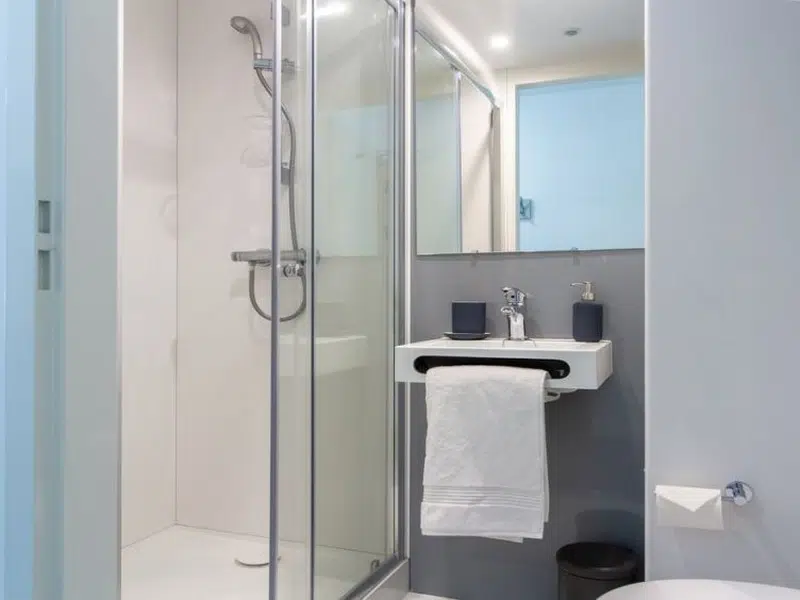 Large Classic Ensuite photo 2