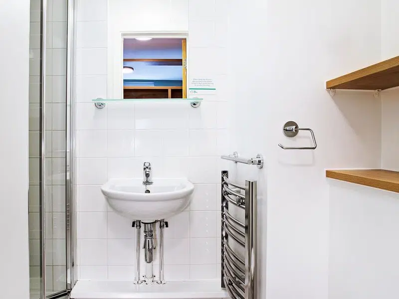 Large En-Suite photo 4