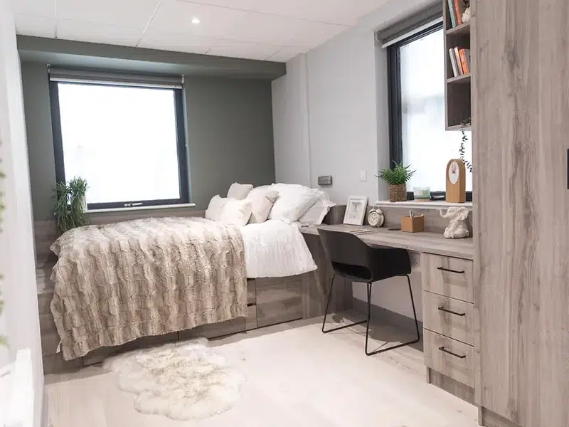 Large En-suite photo 1