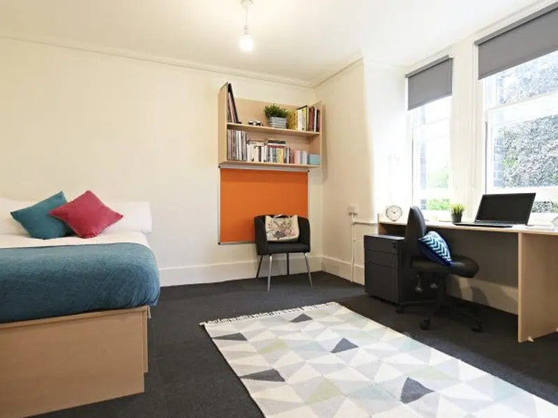 Large Ensuite photo 4