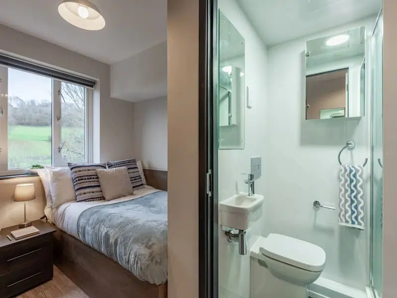 Large Ensuite photo 2