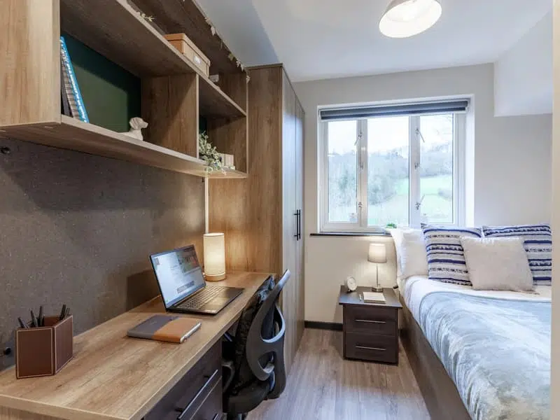 Large Ensuite photo 1