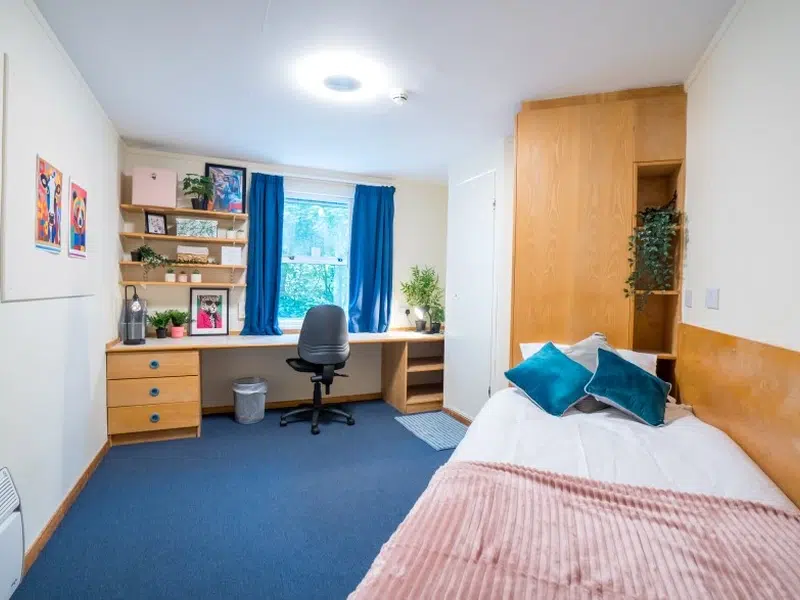 Large Ensuite photo 1