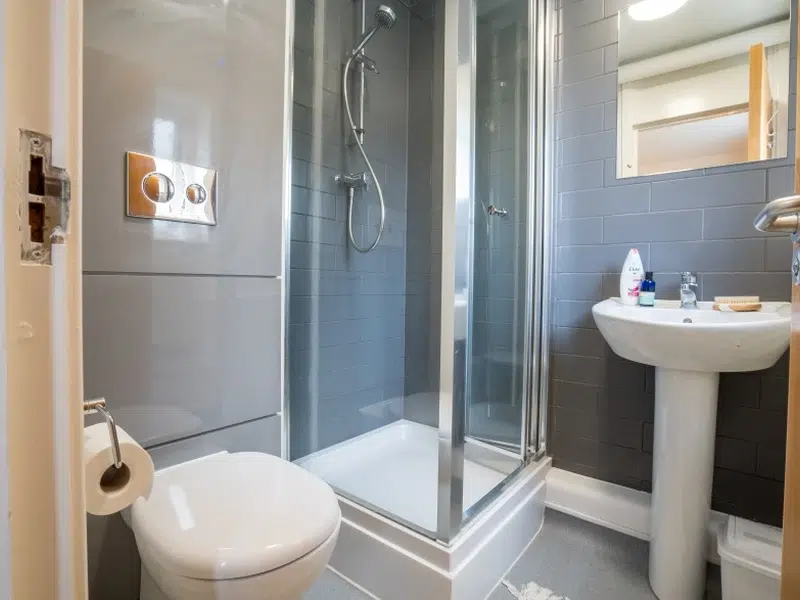 Large Ensuite photo 5