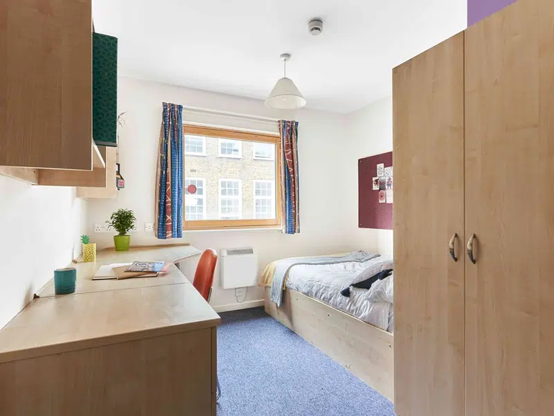 Larger En-suite photo 2