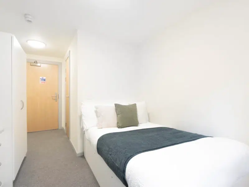 Marshall Court - Standard Ensuite photo 1