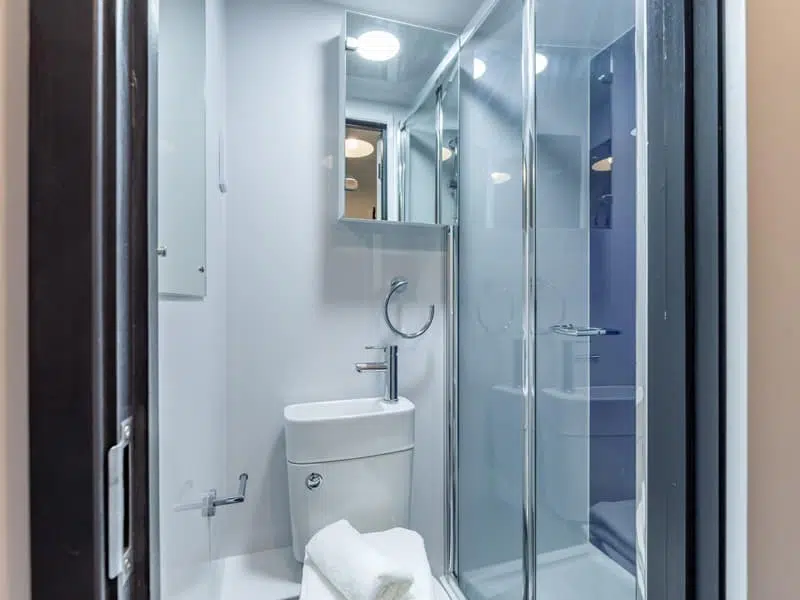 Medium Ensuite photo 2
