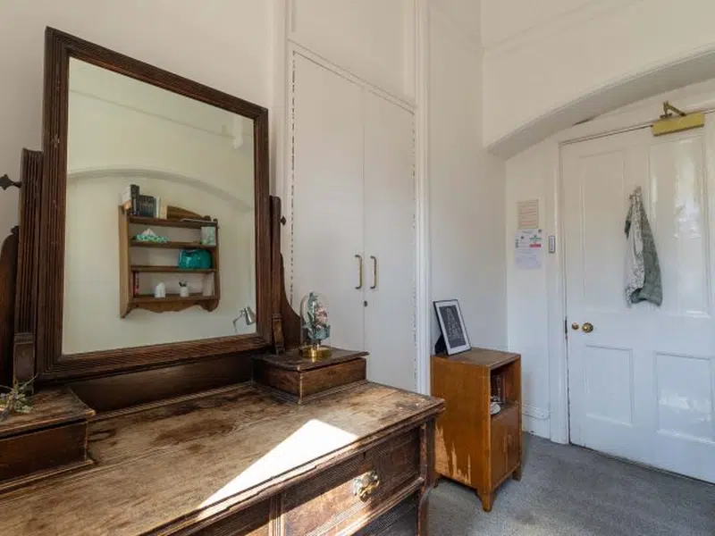 Medium Room photo 3