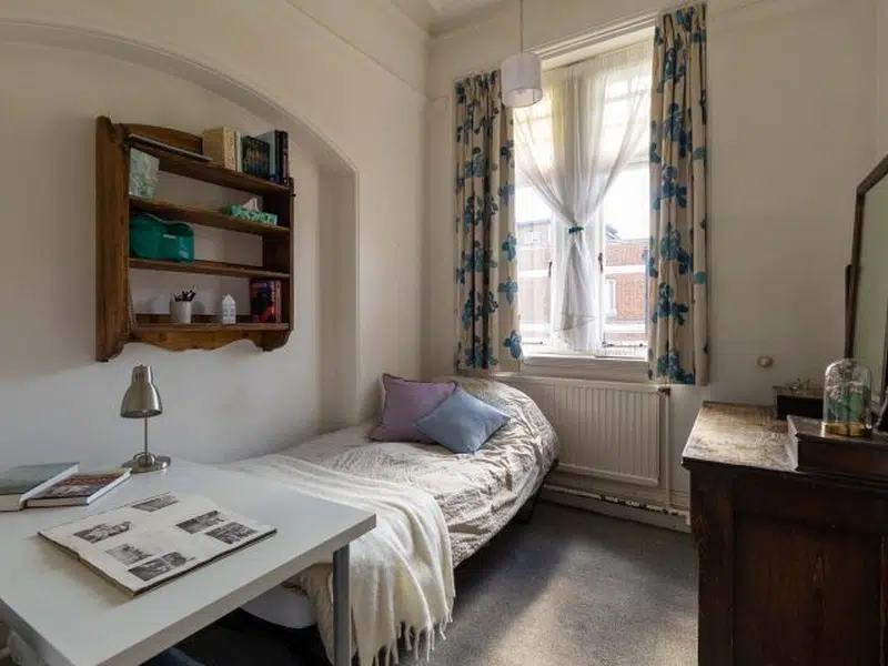 Medium Room photo 1