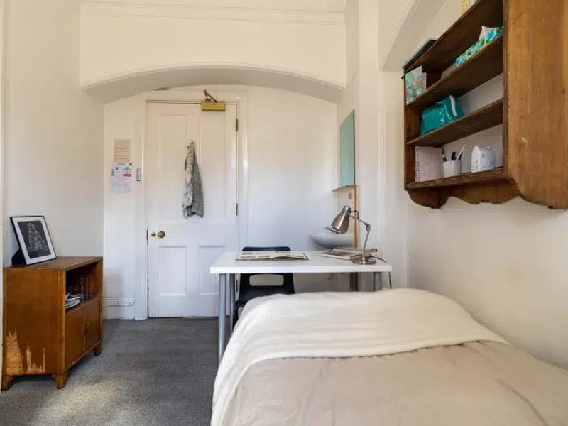 Medium Room photo 2