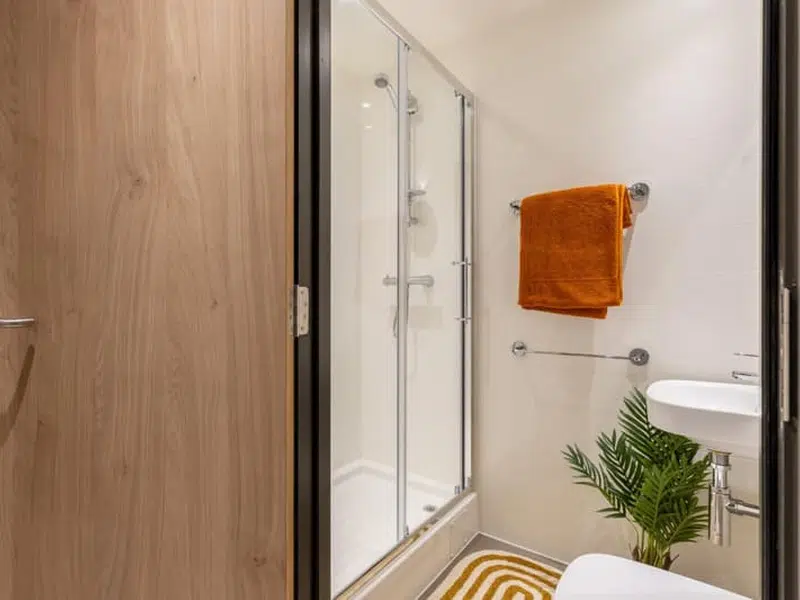 Modern Standard Ensuite photo 6