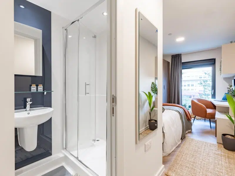 Penthouse Ensuite photo 1