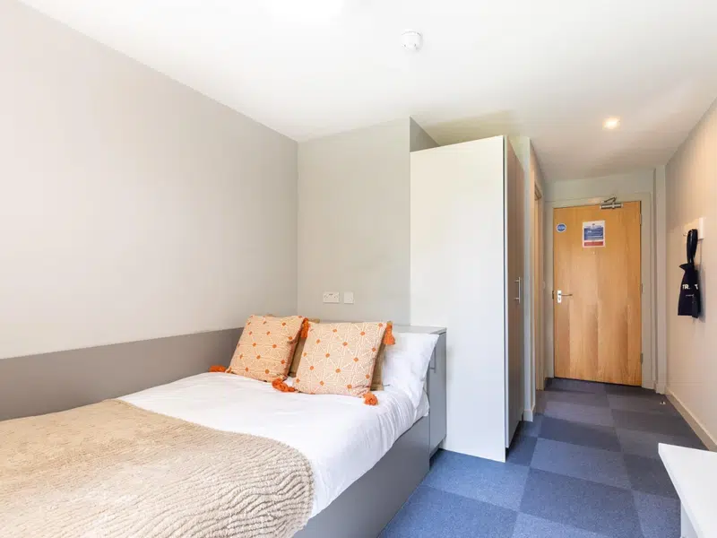 Silver Ensuite photo 1