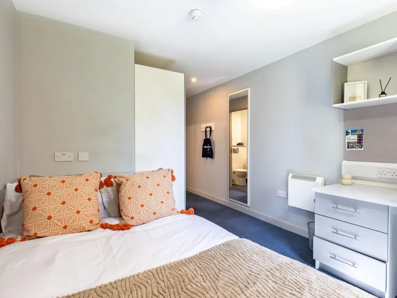 Silver Ensuite photo 3