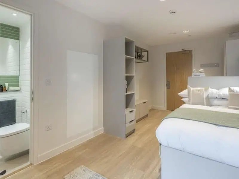 Premium Ensuite photo 3