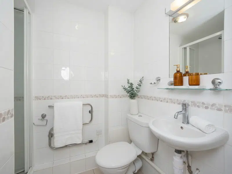 Premium Ensuite photo 6