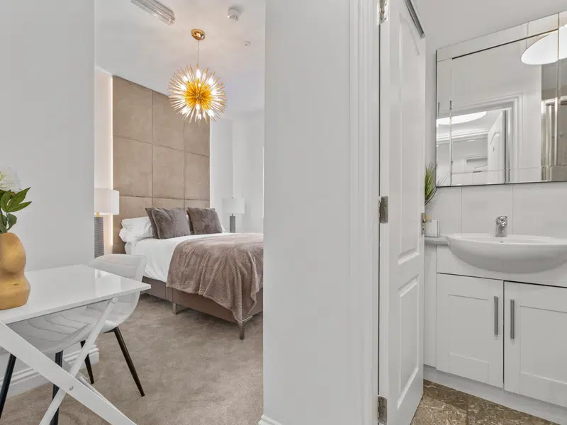 Room 4 - Medium En Suite First Floor Room photo 2