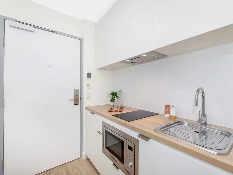 Signature Plus Twin Apartment- King Single Bed with Standard View photo 3
