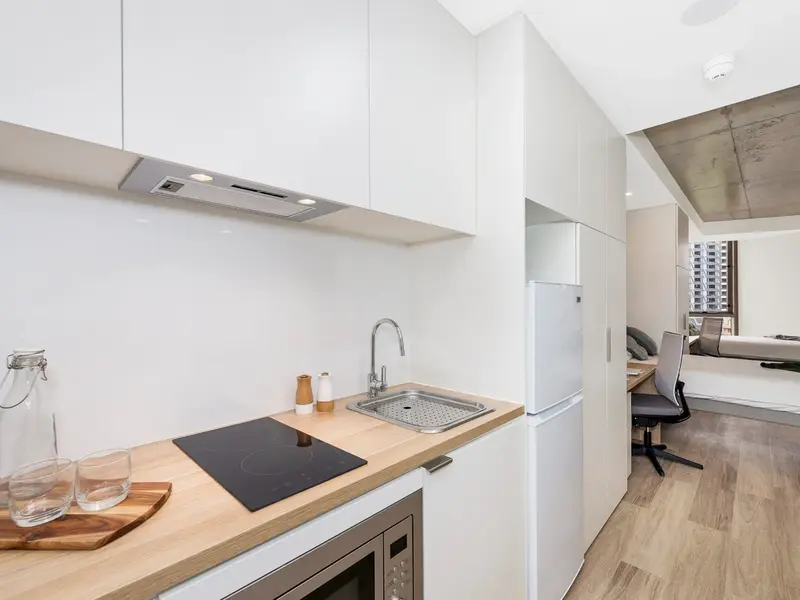 Signature Plus Twin Apartment- King Single Bed with Standard View photo 4