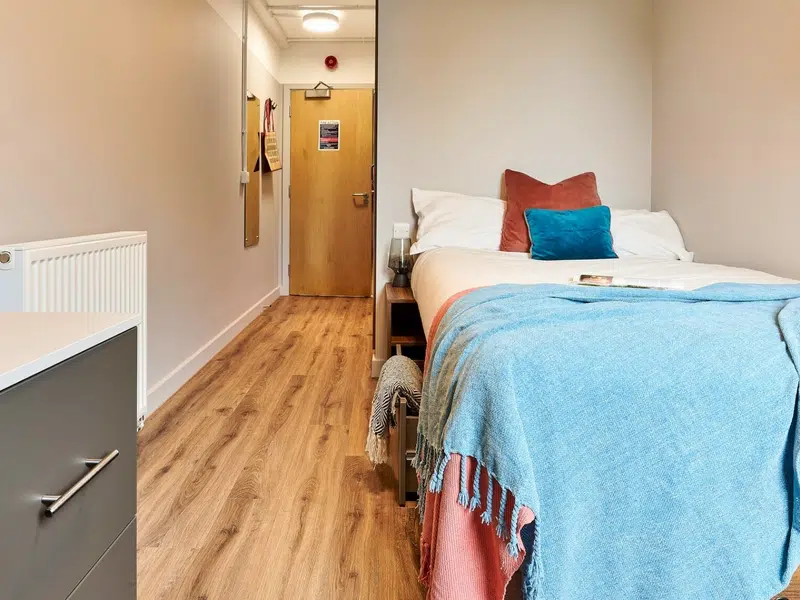 Silver En-suite photo 1