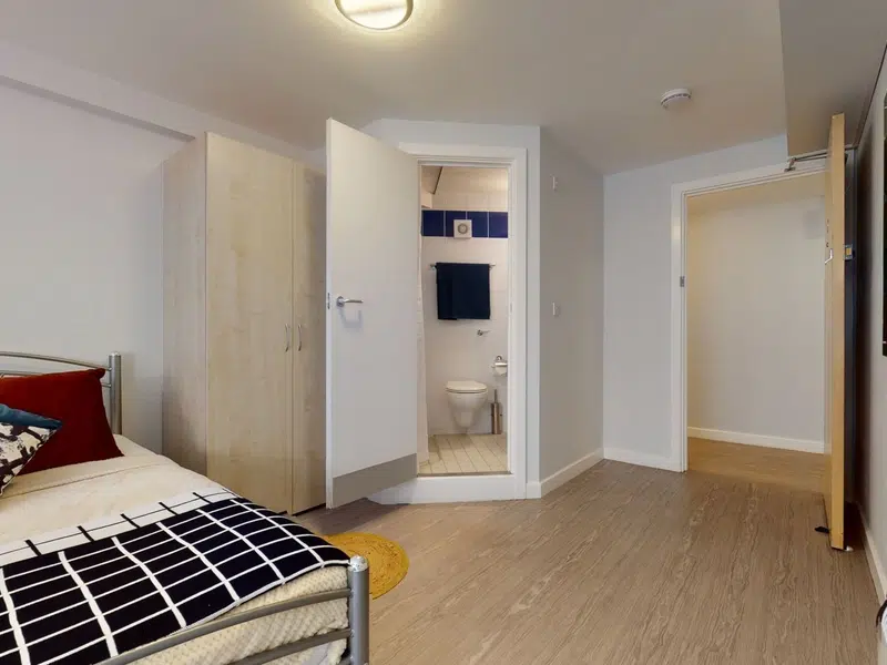Silver En Suite photo 3
