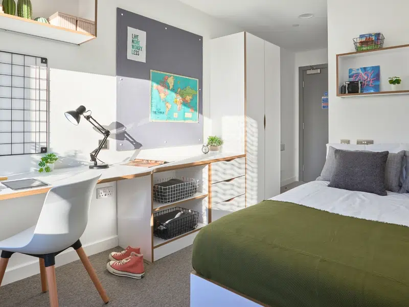 Silver En-suite photo 1