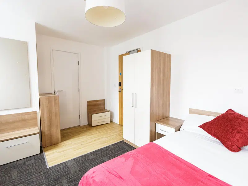 Silver En-suite photo 1