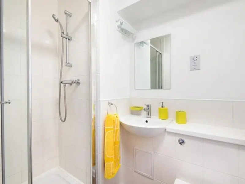 Silver Ensuite photo 2