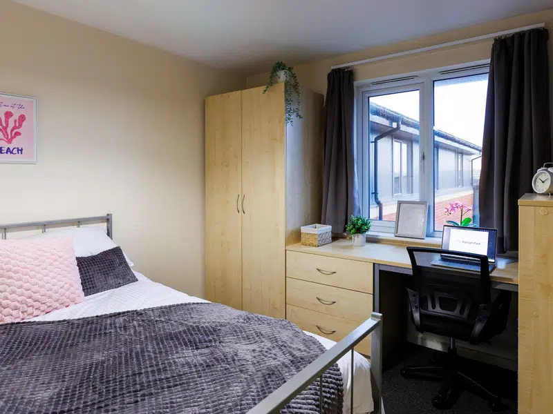 Silver Ensuite photo 2