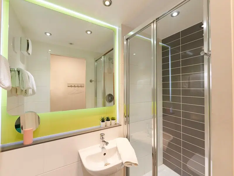 Silver Ensuite photo 2