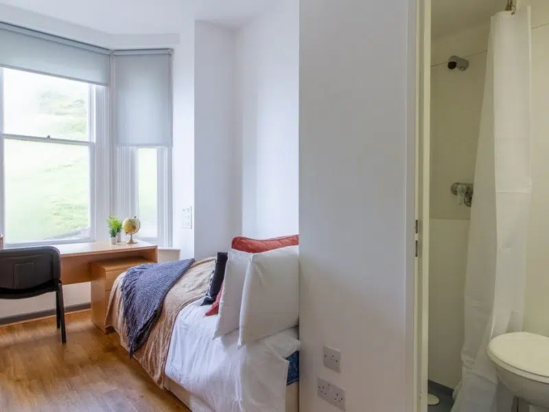Silver Plus Ensuite photo 2