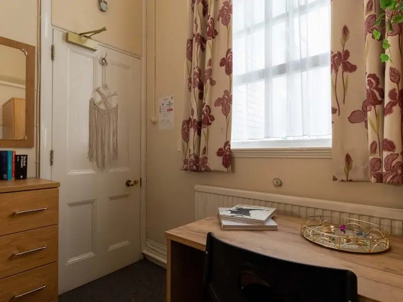 Small Room photo 3