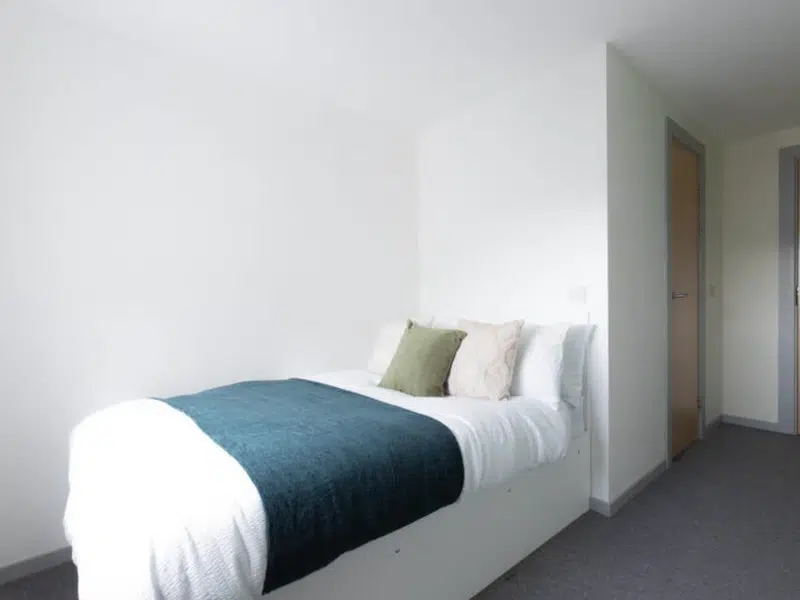 Bryson Court - Standard Ensuite photo 1