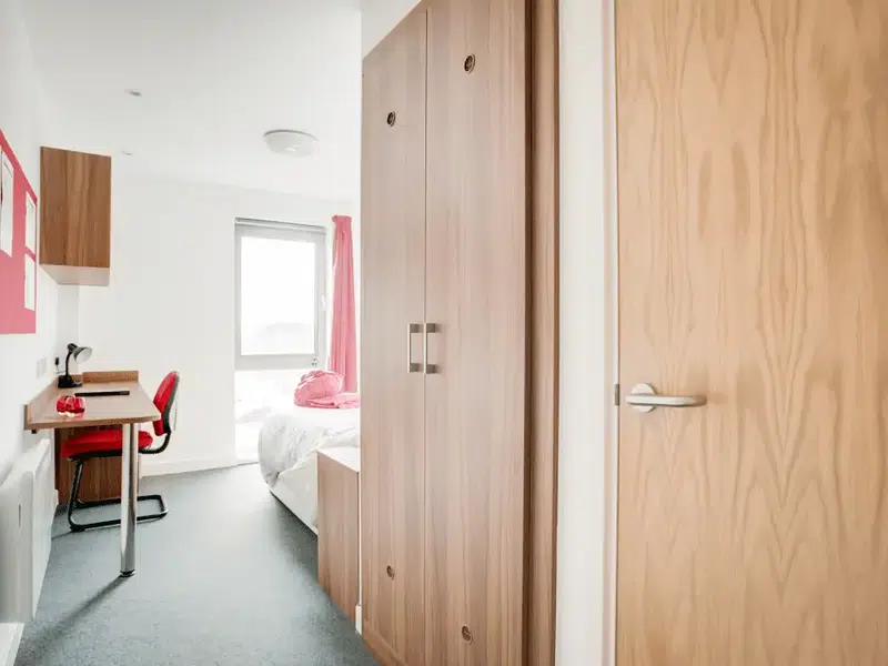 Standard En-suite In A 3-Bed Flat photo 2