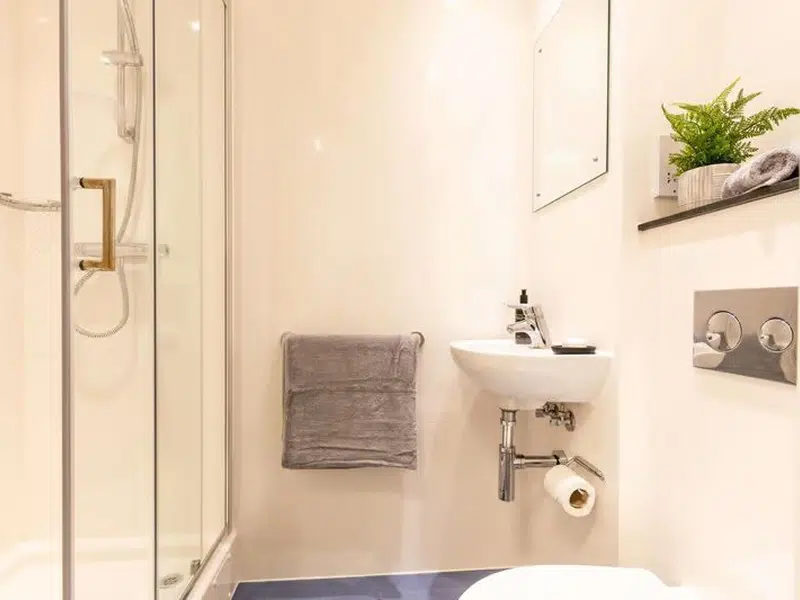 Standard Ensuite photo 3