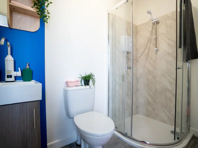 Standard Ensuite photo 2