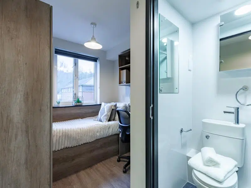 Standard Ensuite photo 2