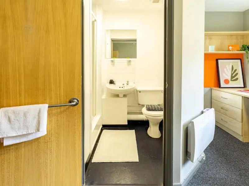 Standard Ensuite photo 1