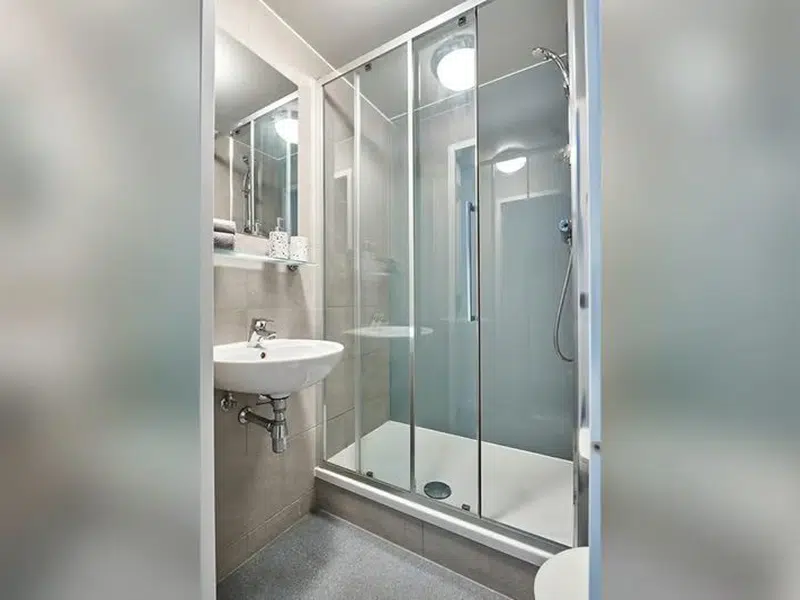 Standard Ensuite photo 6